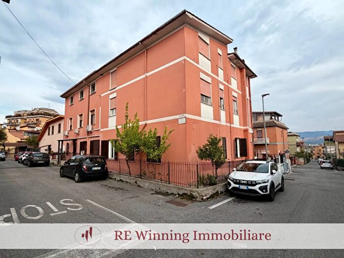 Appartamento trilocale in vendita in Via dei Garofani, Guidonia Montecelio