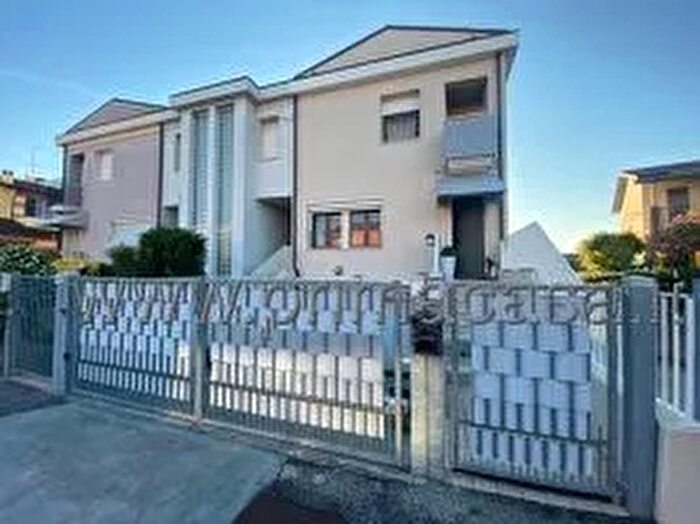 Casa con 5 locali in vendita in Via Madre Teresa di Calcutta, Legnago