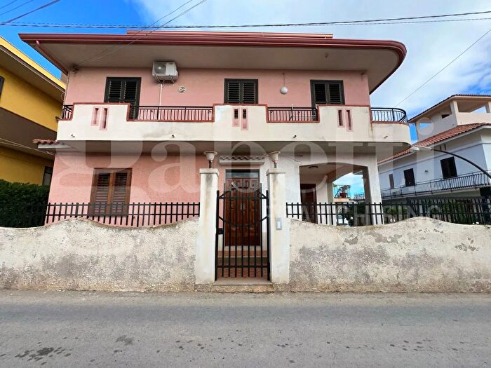 Appartamento trilocale in vendita in Via Amendola, Avola