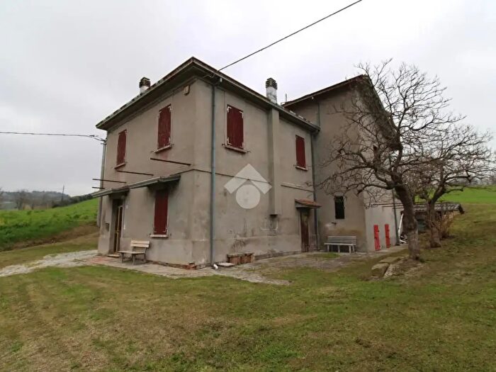 Casa con 7 locali in vendita in Via Fogliano, Roncofreddo