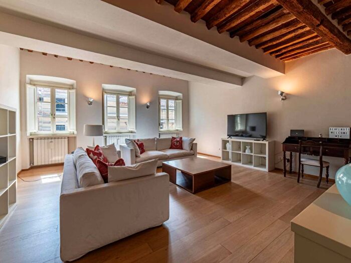 Appartamento trilocale in affitto in Via S Nicolao, Piazza Anfiteatro Torre Guinigi, Lucca