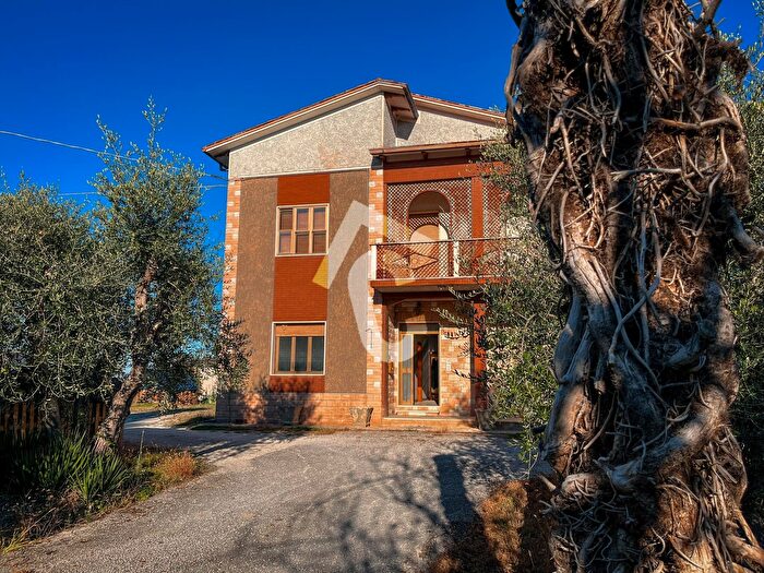 Casa con 8 locali in vendita in Montecarotto