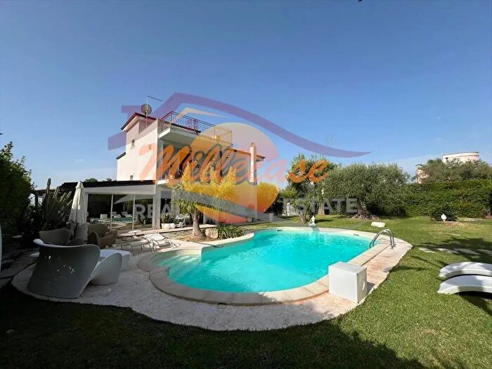 Casa con 8 locali in vendita in Strada Tremmilia, Siracusa
