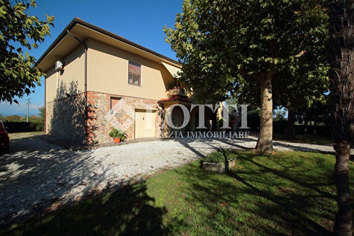 Casa con 15 locali in vendita in Bientina