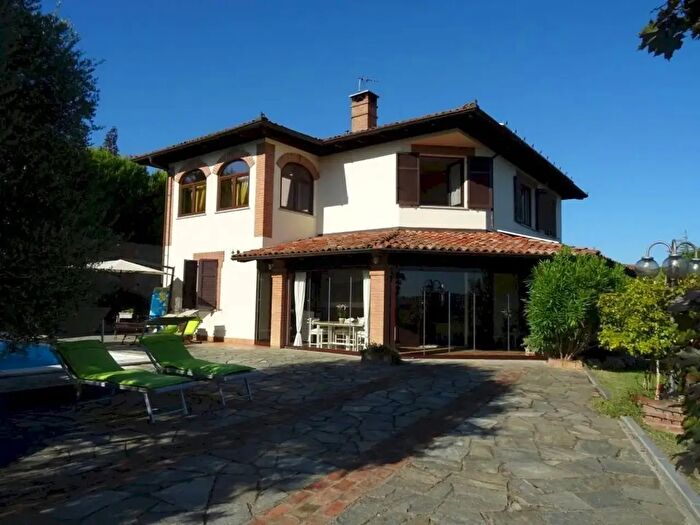 Casa con 10 locali in vendita in Via Acqui, Mombaruzzo