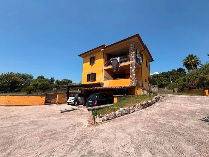 Casa con 7 locali in vendita in Via Enrico Fermi, Lariano
