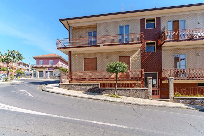 Appartamento con 6 locali in vendita in Via Ercole Patti, Pedara