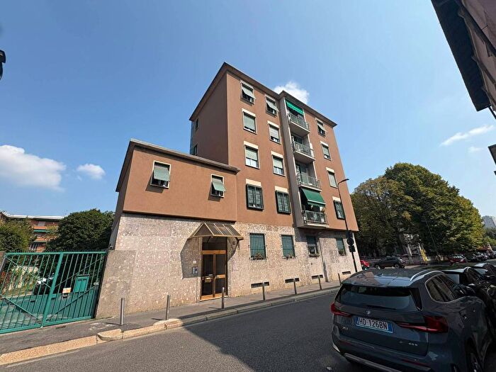 Appartamento quadrilocale in affitto in Via Curzola, Istria, Milano