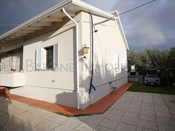 Casa quadrilocale in vendita in Via Tavola, Massa