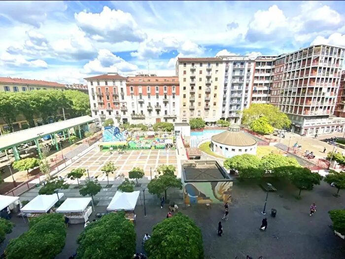 Appartamento trilocale in affitto in Piazza Gramsci, Milano