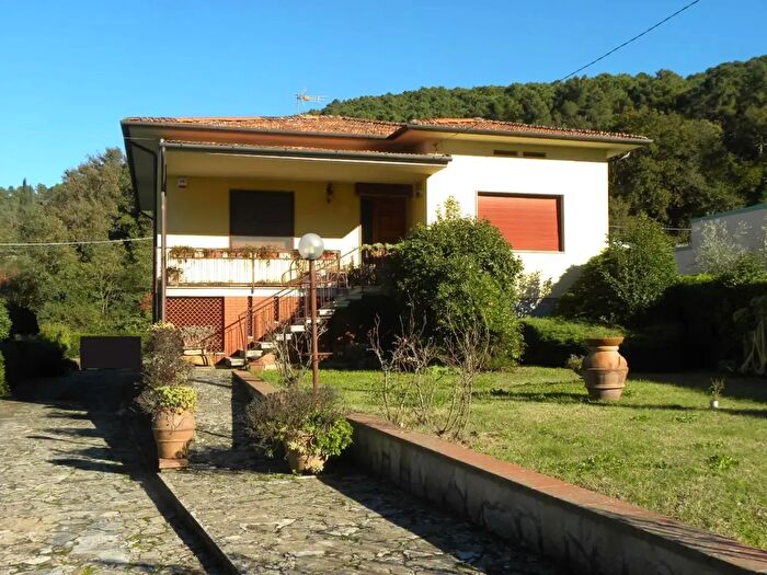 Casa con 10 locali in vendita in Capannori
