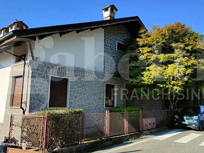 Casa con 10 locali in vendita in Via Dottor Camillo Norcia, Pettinengo