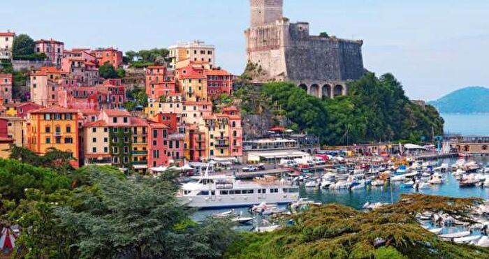 Appartamento con 6 locali in vendita in Via Generale Ferrari, Lerici