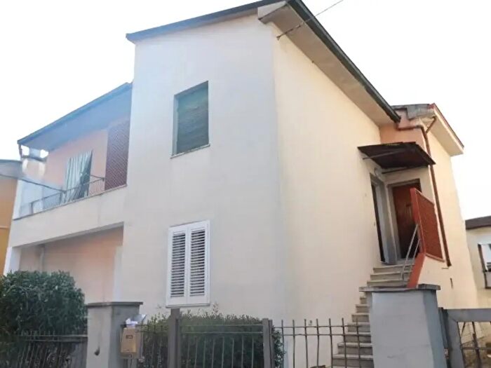 Casa con 5 locali in vendita in Via Isonzo, Montevarchi