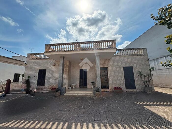 Casa con 8 locali in vendita in Via dei Longobardi, Conversano