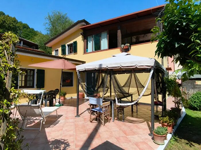 Casa quadrilocale in vendita in Carrara