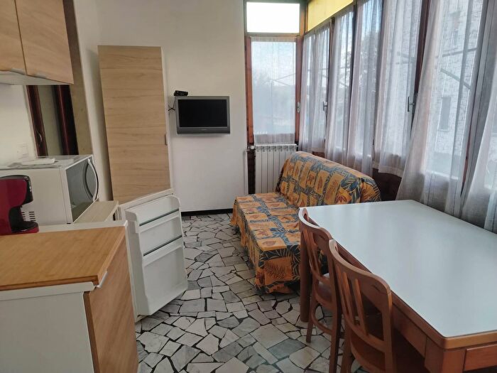 Appartamento trilocale in affitto in Via delle Industrie, Albissola Marina