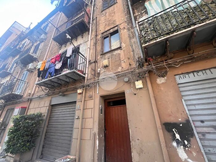 Appartamento trilocale in vendita in Corso a Amedeo, Palermo