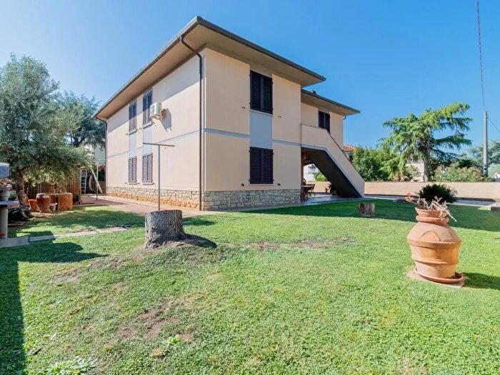 Casa con 6 locali in vendita in di Mezzo Nord, Cascina