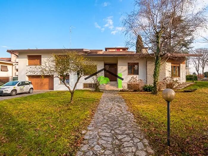 Appartamento con 15 locali in vendita in Via Vittorio Emanuele, Maniago