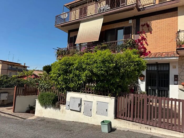 Appartamento trilocale in vendita in Via Enrico Verson, Roma