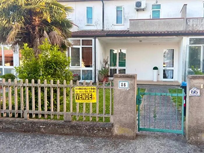 Casa con 6 locali in vendita in Via Aldo Moro, Jolanda Di Savoia