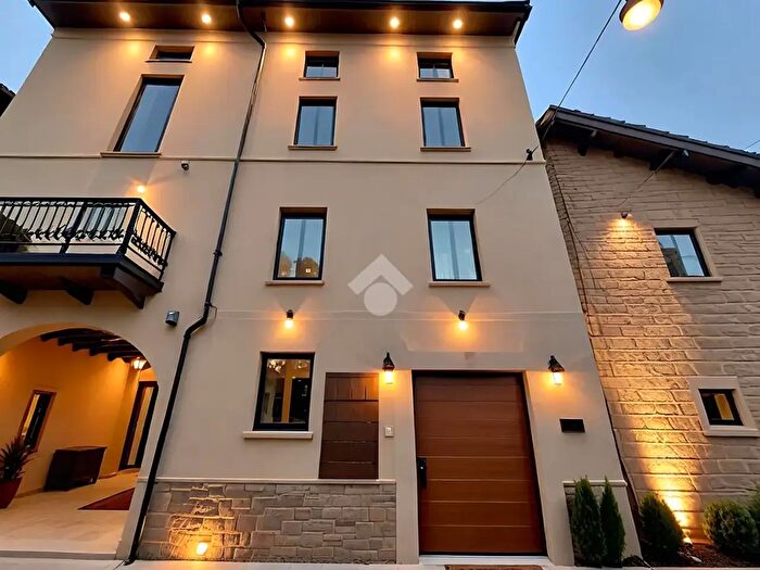 Casa quadrilocale in vendita in Via San Giuseppe Maria Gambaro, Galliate