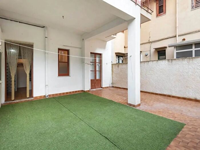 Appartamento trilocale in affitto in Via Livorno, Aci Castello