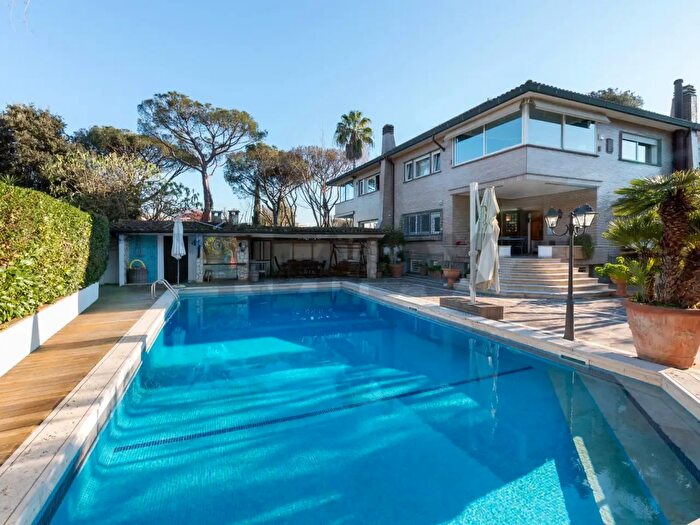 Casa con 11 locali in vendita in Viale Alessandro Magno, Roma