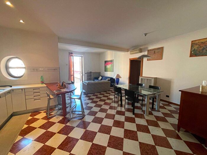 Appartamento trilocale in affitto in Via Tezone, Cittadella Porta Nuova, Verona