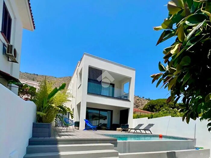 Casa con 5 locali in affitto in Via Mondello, Palermo