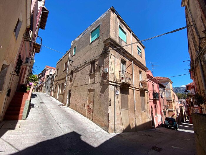 Casa con 8 locali in vendita in Iglesias