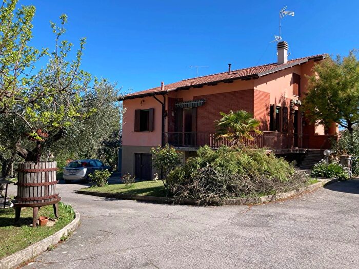 Casa con 6 locali in vendita in Via Novembre Cartoceto, Cartoceto