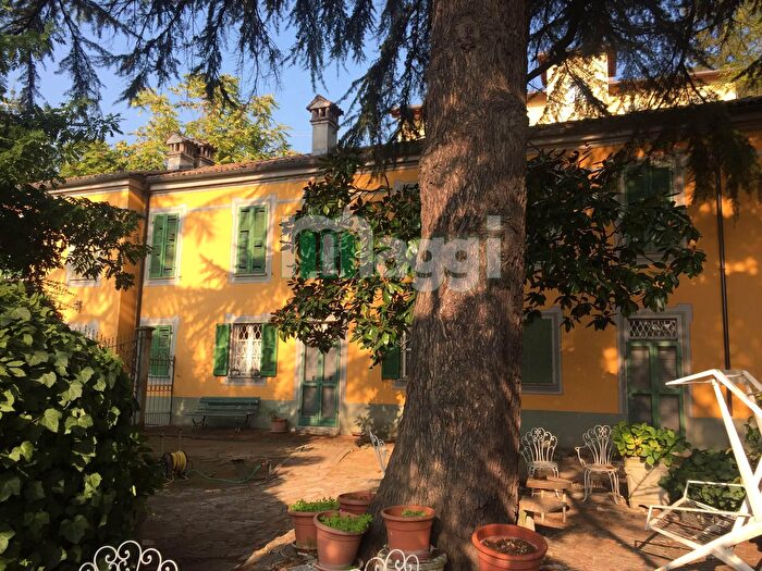 Casa con 8 locali in vendita in Viale Vittorio Veneto, Tortona