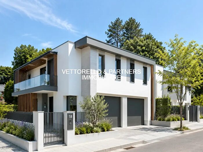 Casa con 8 locali in vendita in Mirano