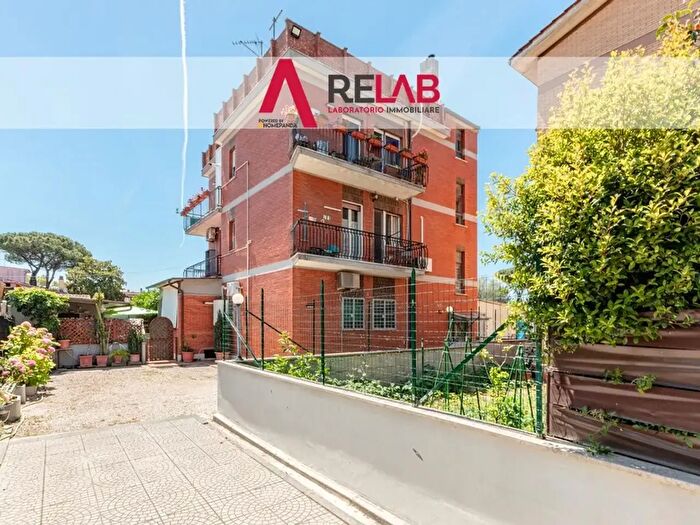 Appartamento trilocale in vendita in Via Giuseppe Lombardo Radice, Roma