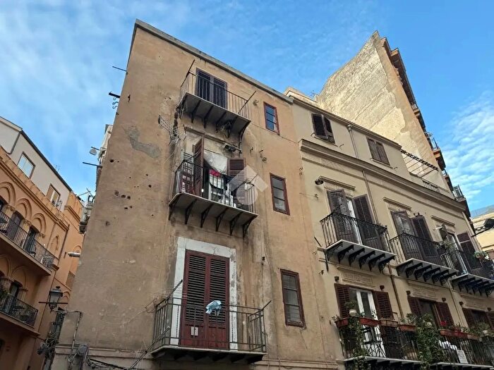 Appartamento trilocale in vendita in Via Genova, Palermo