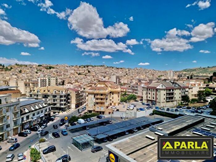 Appartamento con 6 locali in vendita in Via Barone Francesco Lombardo, Canicatti