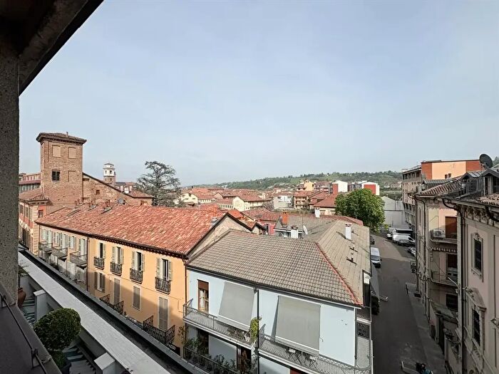 Appartamento quadrilocale in affitto in Via Vittorio Emanuele, Alba