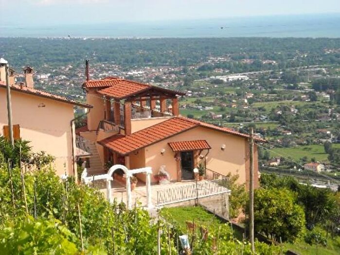 Casa con 6 locali in vendita in Pietrasanta