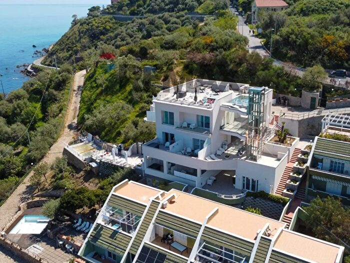 Casa con 18 locali in vendita in Via Cefalu' Sant'Ambrogio Snc, Cefalu'