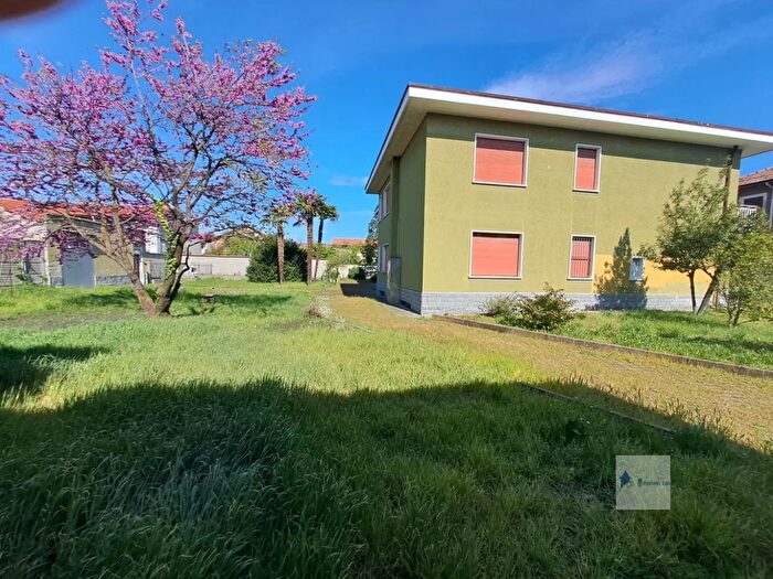 Casa con 6 locali in vendita in Via Ronchi, Robecchetto Con Induno