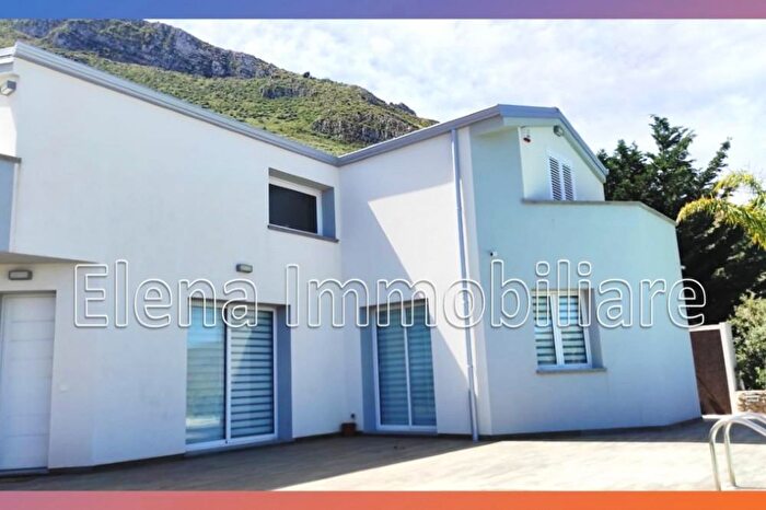 Casa con 8 locali in vendita in Alcamo