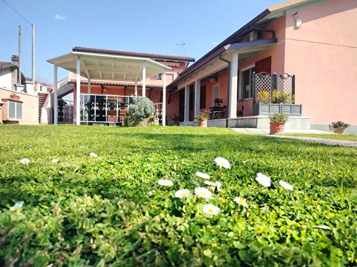 Casa con 10 locali in vendita in Massa