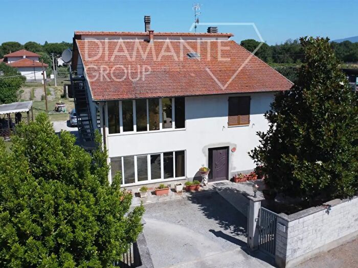 Casa con 8 locali in vendita in Castiglione Del Lago