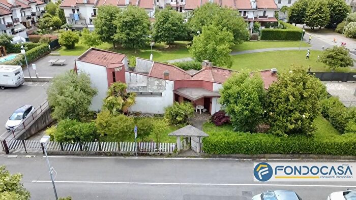 Casa con 7 locali in vendita in Via Bellini, Capriolo