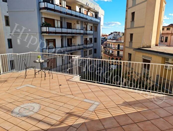 Appartamento trilocale in affitto in Via Mario Iannelli, Centro Storico Teatro Verdi, Salerno