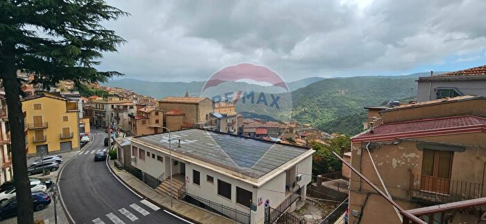 Appartamento con 5 locali in vendita in Via Gaetano Algeri, Ucria