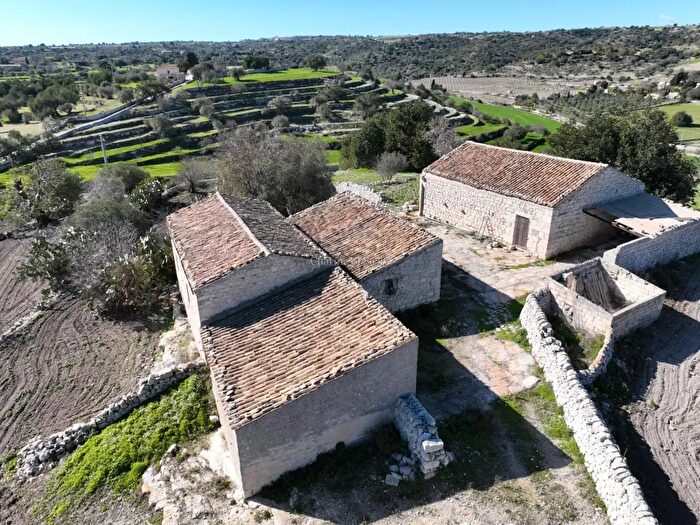 Casa con 7 locali in vendita in Via Comunale Femmina Morta Bibiola Crucià, Modica