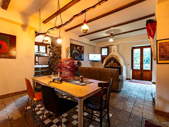 Casa con 5 locali in vendita in Aci SantAntonio